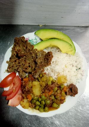 Una foto de Tortillas de lentejas y carne con verduras