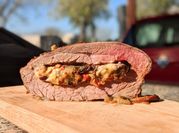 Una foto de cuadril al horno con mostaza
