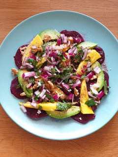 Una foto de Carpaccio de remolacha, mango y aguacate con vinagreta de menta