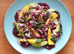 Foto principal de Carpaccio de remolacha, mango y aguacate con vinagreta de menta