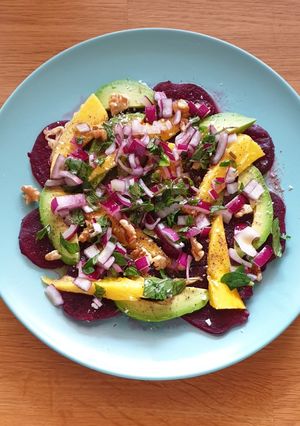 Una foto de Carpaccio de Remolacha, Mango y Aguacate con Vinagreta de Menta x