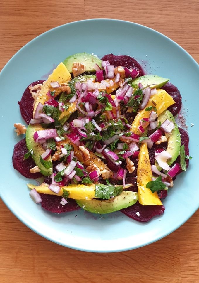 Una foto de Carpaccio de remolacha, mango y aguacate con vinagreta de menta