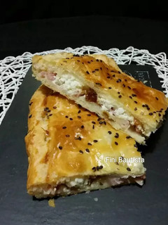 Una foto de Empanada de bacon y queso de rulo