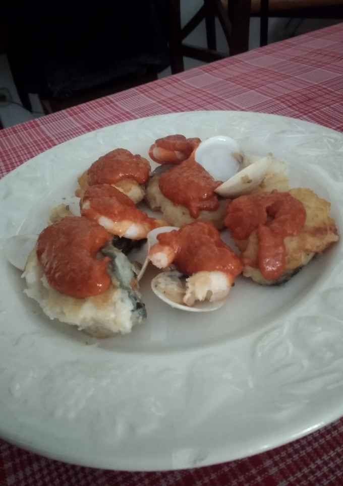 Una foto de Bacalao, gambas y almejas con salsa Cepiallto
