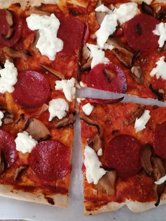 Una foto de Pizza delgada y crujiente 🍕