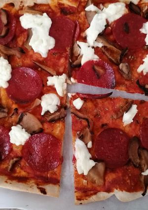 Una foto de Pizza delgada y crujiente 🍕