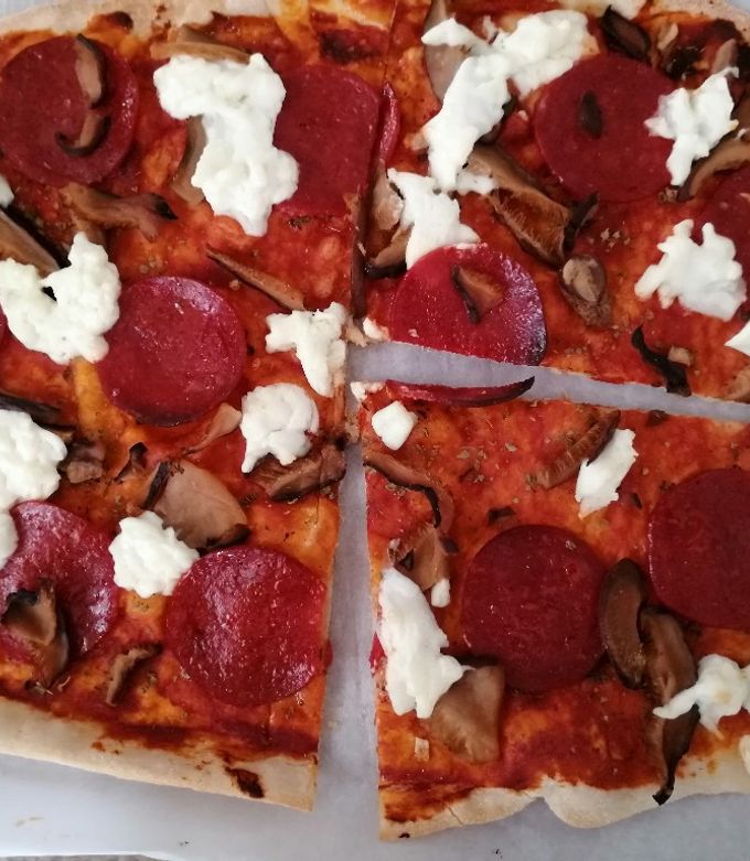 Una foto de Pizza delgada y crujiente 🍕