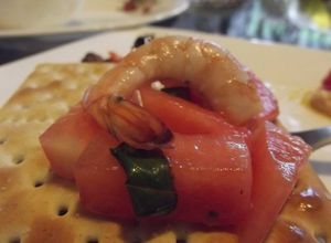 Una foto de Bocadito de sandía a la sangrita y gamba de las correa