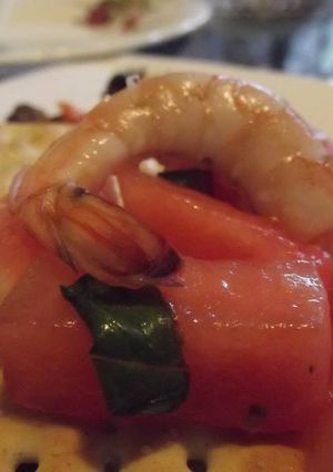 Una foto de Bocadito de sandía a la sangrita y gamba de las correa