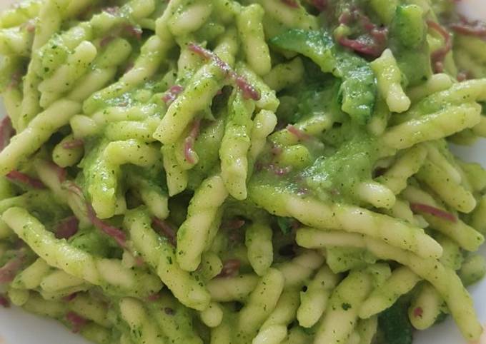 Pasta al pesto di zucchine su crema di mozzarella, Ricetta