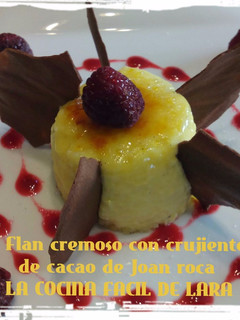Una foto de Flan cremoso con crujiente de cacao de Joan Roca