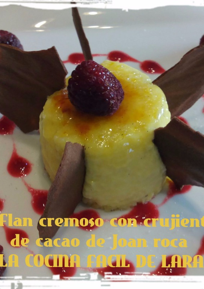 Una foto de Flan cremoso con crujiente de cacao de Joan Roca