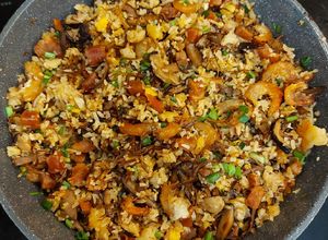 Hình của món Cơm chiên tôm khô và lạp xưởng.