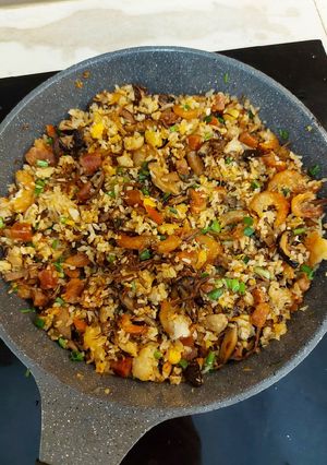 Hình của món Cơm chiên tôm khô và lạp xưởng.