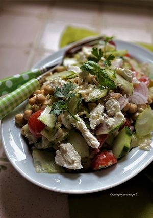 Une photo de Salade d'été aux pois chiches et légumes d'été