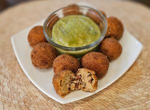 Una foto de Croquetas de tocino y bechamel