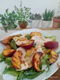 Insalatona con petto di pollo e pesche grigliate