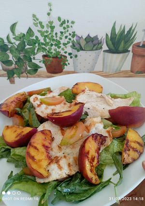 Foto di Insalatona con petto di pollo e pesche grigliate