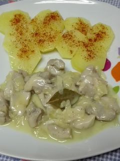 Una foto de Pollo encebollado con patata cocida