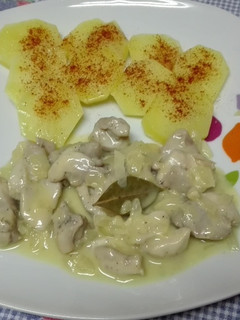Una foto de Pollo encebollado con patata cocida