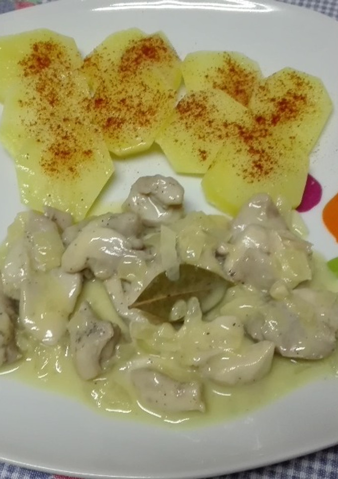 Una foto de Pollo encebollado con patata cocida