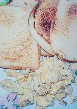 Una foto de Pan tostados y huevos revueltos