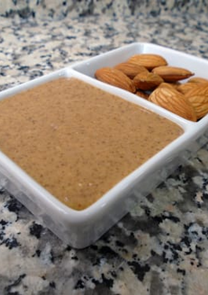 Una foto de Crema de almendras o mantequilla de almendras