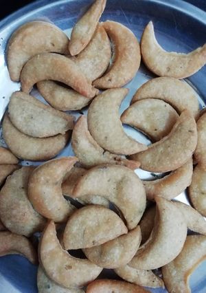A picture of Namkeen mathri (leftover puri dough).