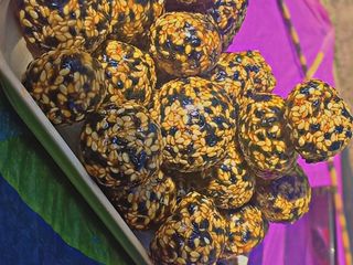 तिल और गुड़ के लड्डू(til aur gud ke laddu recipe in hindi)