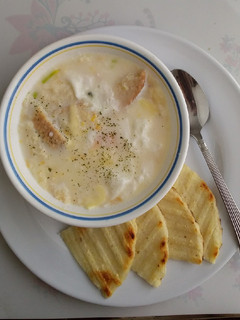 Una foto de Changua con arepa