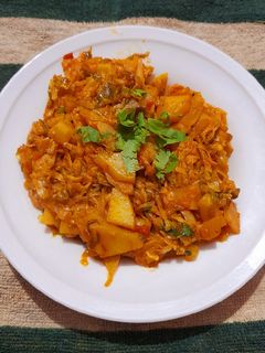पत्ता गोभी और आलू की सब्जी(Pattagobhi aur aloo ki sabzi recipe in Hindi) रेसिपी मुख्य फोटो