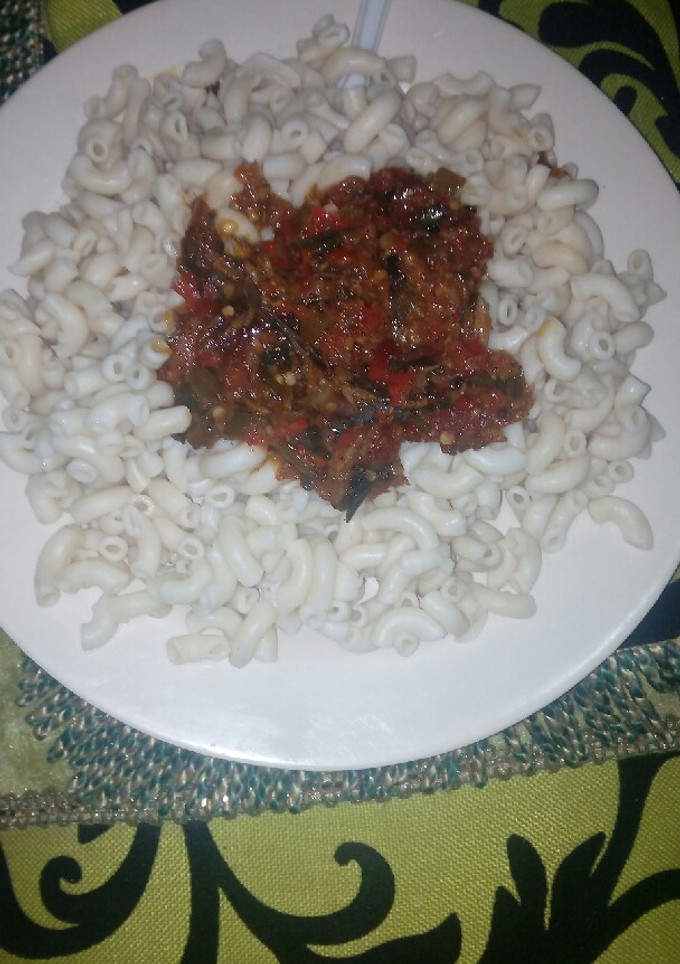A picture of Macaroni with dry fish sauce.