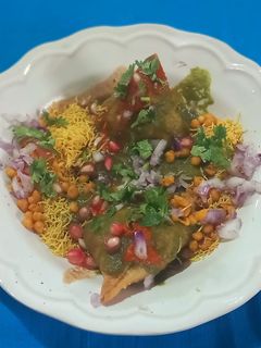 સમોસા રગડા ચાટ (Samosa Ragda Chaat Recipe In Gujarati) રેસીપી મુખ્ય ફોટો