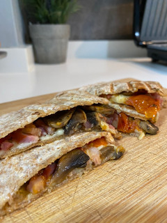 Una foto de Wrap de champiñones, bacon, cherrys y queso 🌯