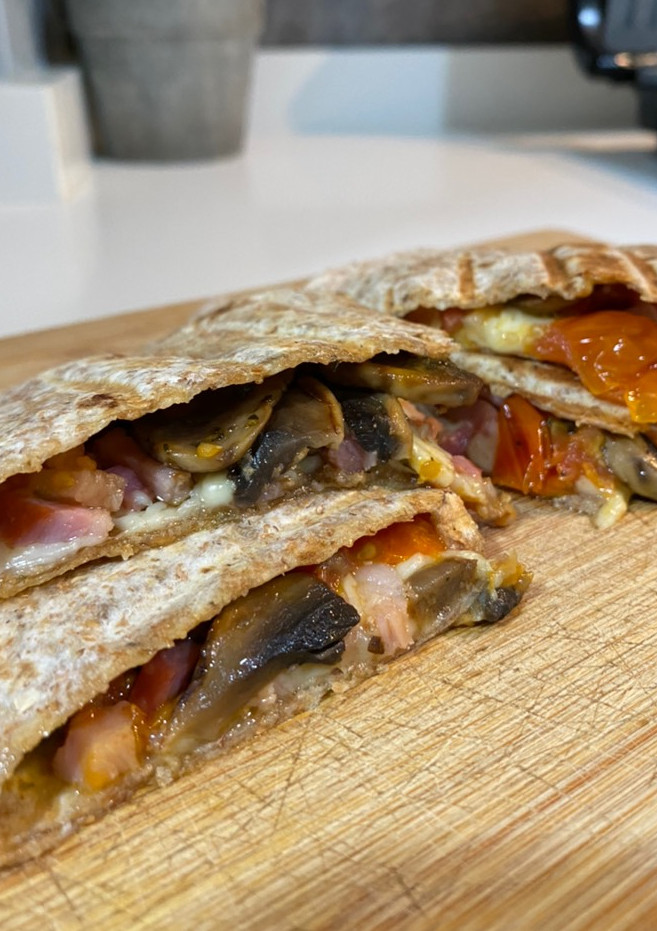 Una foto de Wrap de champiñones, bacon, cherrys y queso 🌯