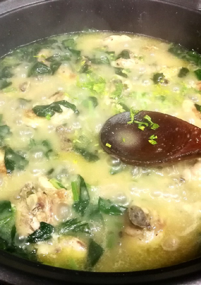 Una foto de Pollo con espinaca fresca en salsa de espelta