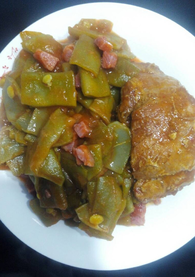 Una foto de Judías con tomate y jamón