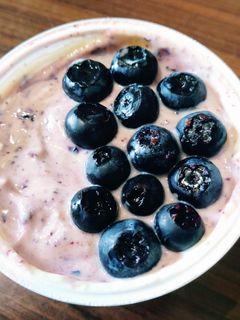 Görög joghurt áfonyával recept fotója