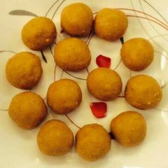 A picture of Besan ke ladoo.