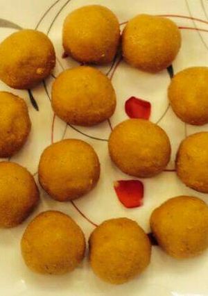 A picture of Besan ke ladoo.