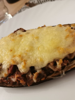 Una foto de Berenjena rellenas con carne y picado de aceitunas
