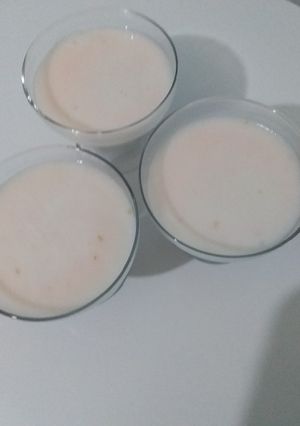 صورة لوصفة تحلية اقتصادية بعلبة من الياغورت