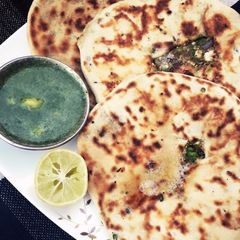A picture of Mutter kulcha with green chutney.