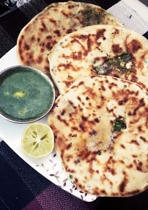 A picture of Mutter kulcha with green chutney.