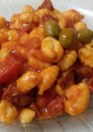 Una foto de Ñoquis con salsa de cantimpalo y aceitunas.