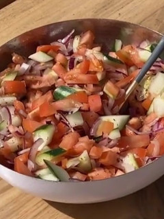 Foto de Salada de Tomate, Pepino e Cebola Roxa