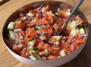 Foto de Salada de Tomate, Pepino e Cebola Roxa