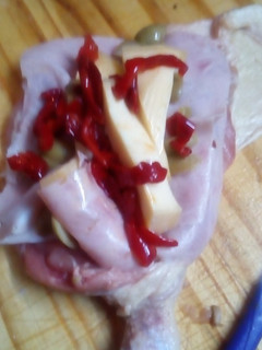 Una foto de Muslo relleno de jamón, queso, morrón y aceitunas