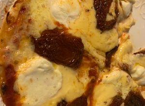 Una foto de Pizza 3 quesos y tomate en tortilla