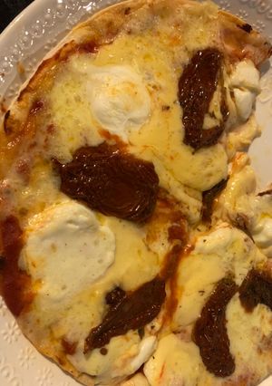 Una foto de Pizza 3 quesos y tomate en tortilla
